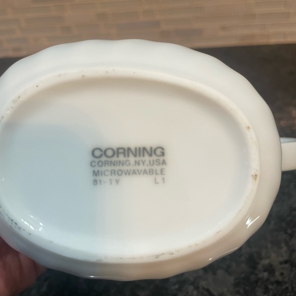 Corning White Swirl Gravy Boat
81-TY, A4 - Picture 4 of 5